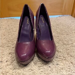 Qupid Plum Patent Platform Pumps